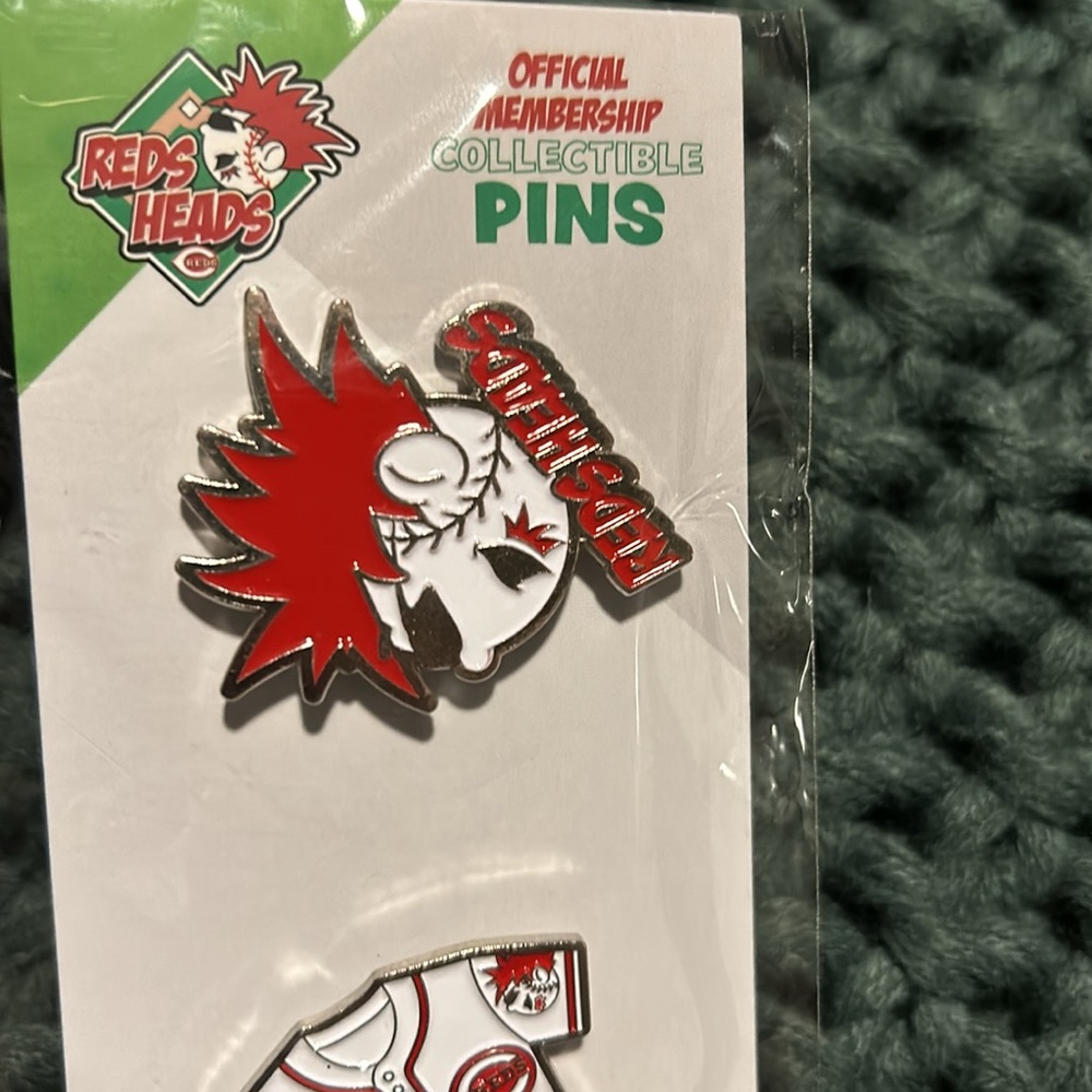 Cincinnati Reds pins - Picture 3 of 3